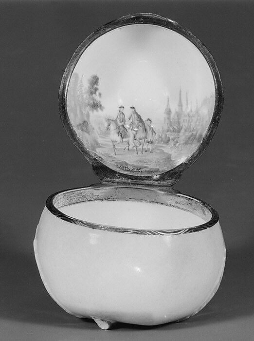 Snuffbox in the form of an apple, Meissen Manufactory (German, 1710–present), Hard-paste porcelain, gilt metal, German, Meissen