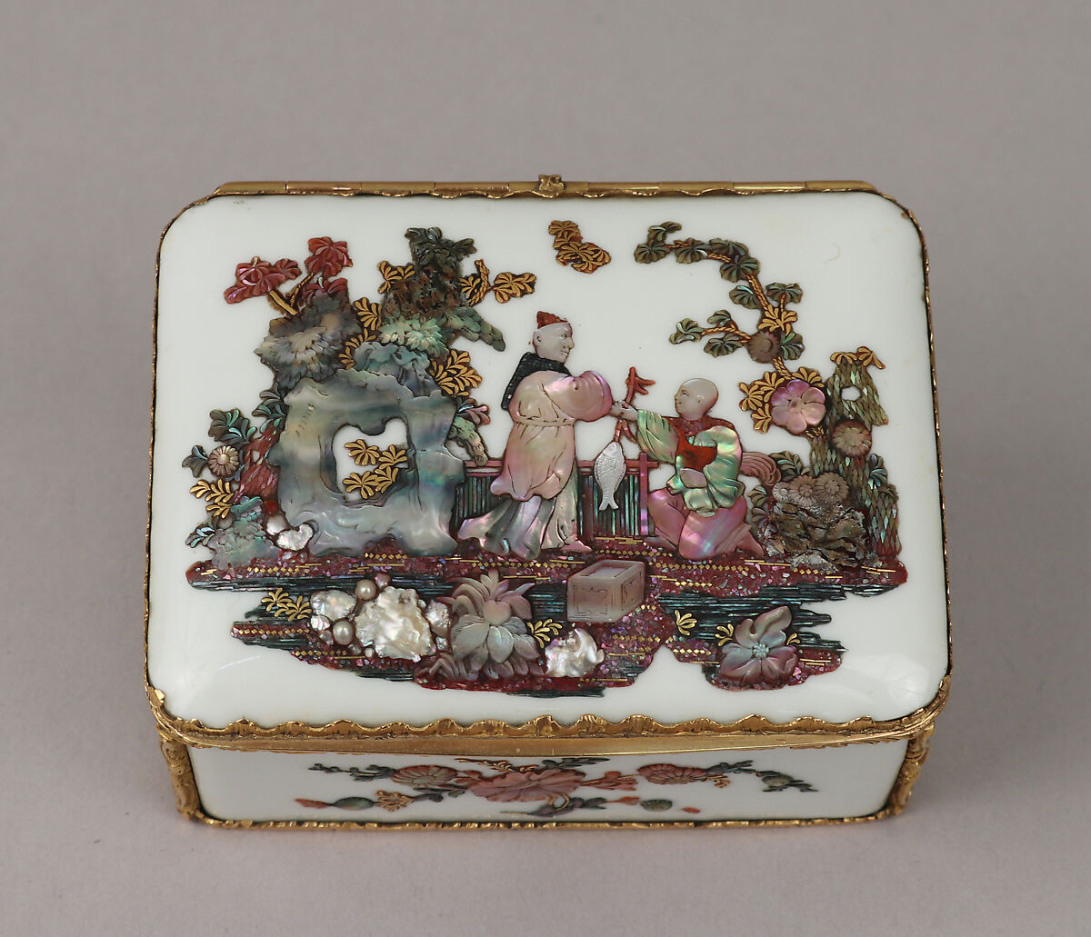 Snuffbox, Meissen Manufactory (German, 1710–present), Hard-paste porcelain, gold, mother-of-pearl, German, Meissen