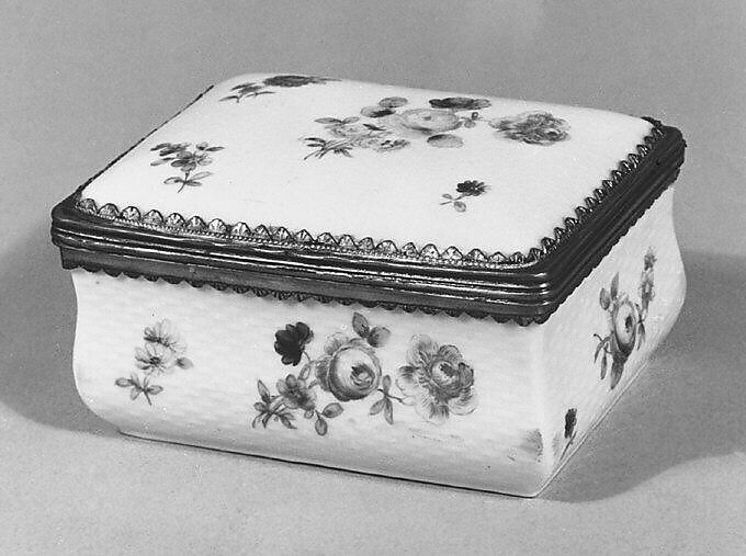 Snuffbox, Royal Porcelain Manufactory (Danish, 1775–present), Hard-paste porcelain, silver gilt, Danish, Copenhagen 