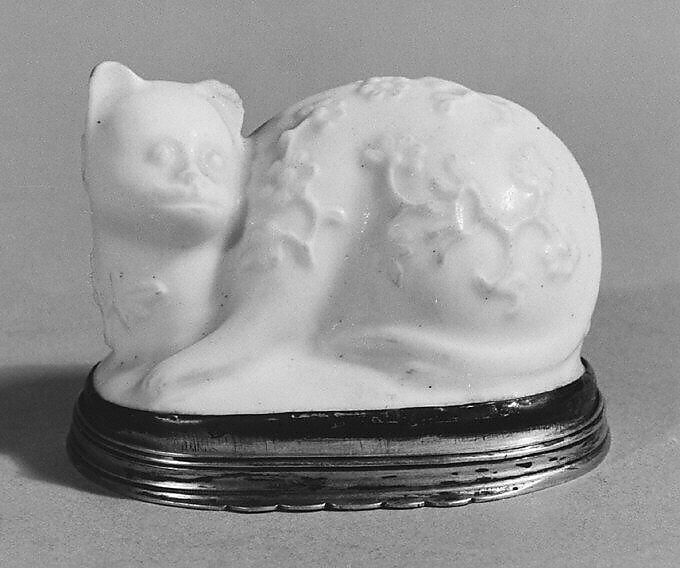 Box in the form of a cat, Saint-Cloud factory (French, mid-1690s–1766), Soft-paste porcelain, silver, French, Saint-Cloud with Paris mounts 