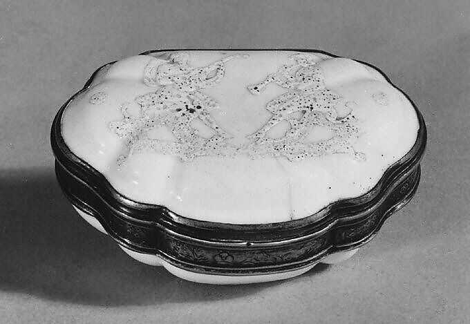 Snuffbox, Soft-paste porcelain, French, Saint-Cloud 