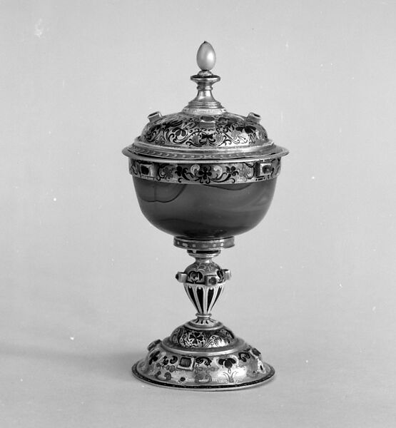 Small cup with cover, Agate, gold, enamel, jewels, European