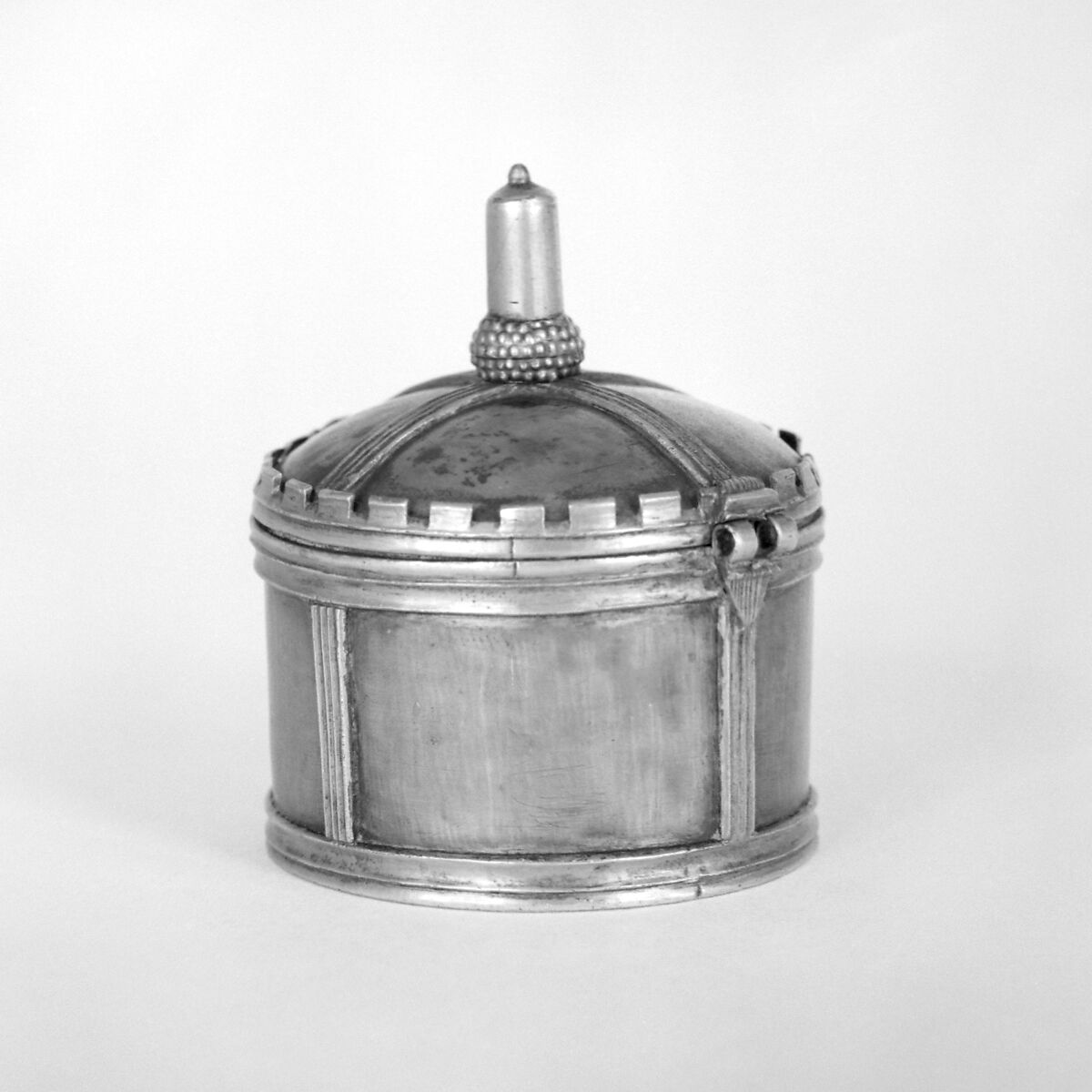 Circular box with hinged cover, Silver, parcel gilt, German 