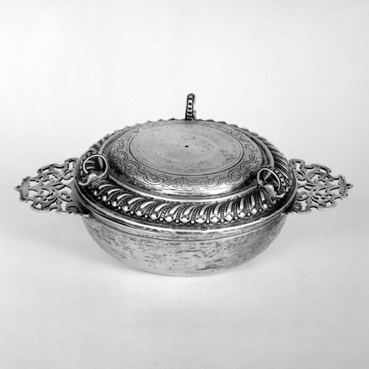 Écuelle with cover, Esaias Busch III (German, 1676–1759, master 1704), Silver, German, Augsburg 