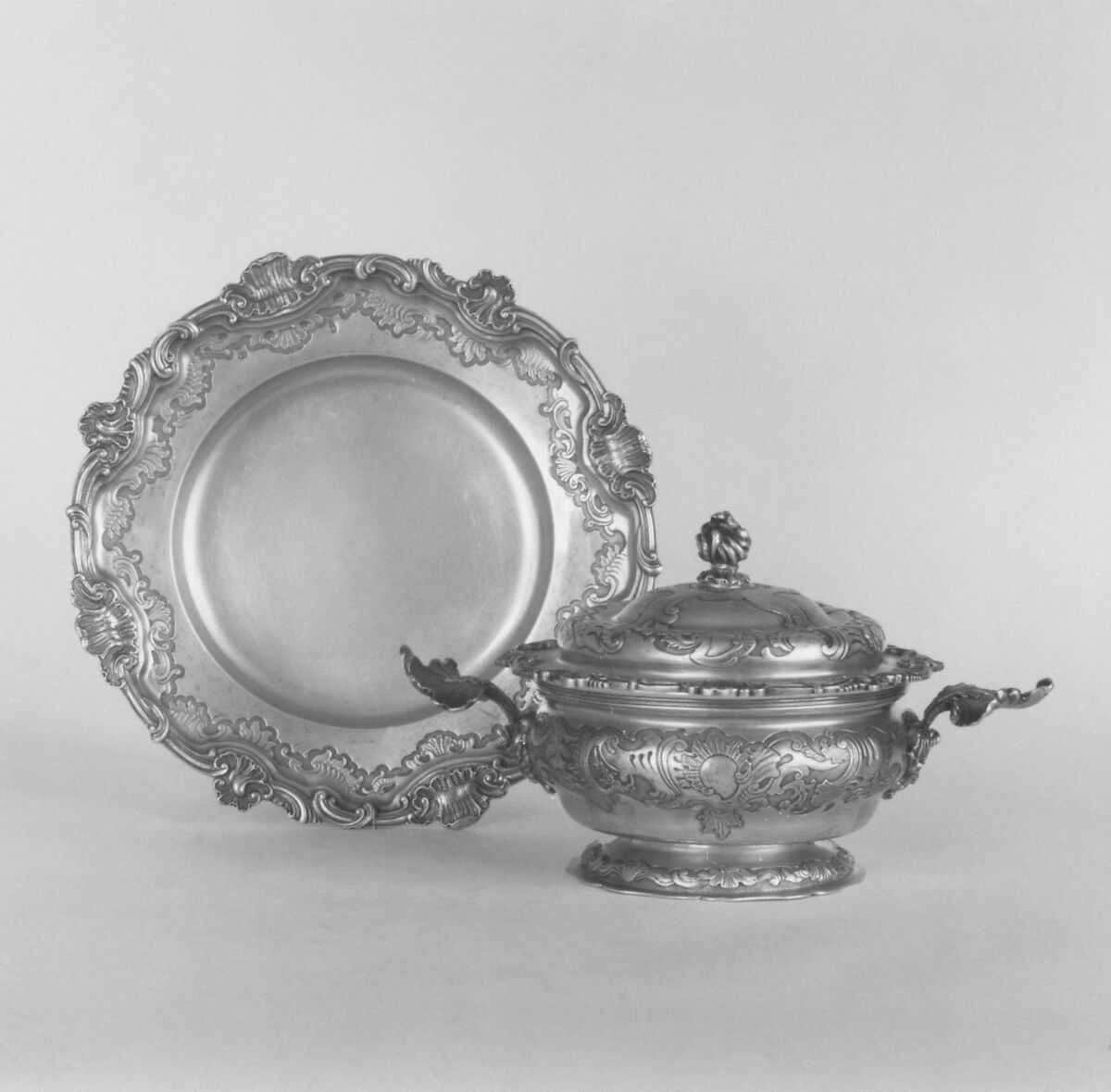 Bowl with cover (écuelle), Emanuel Drentwett (1681–1753, master 1713), Silver gilt, German, Augsburg 