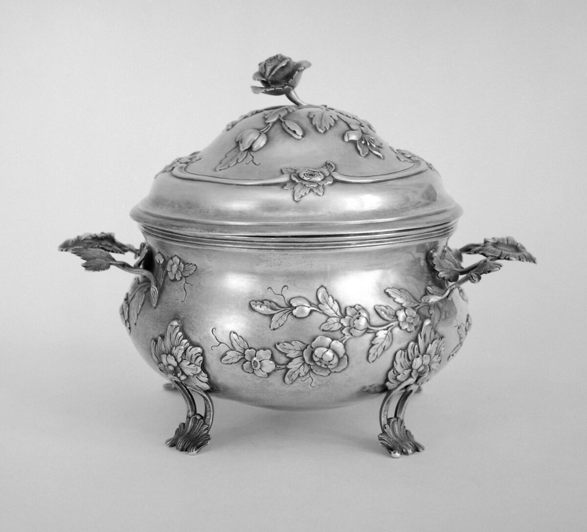 Circular tureen with cover, Hermann Neupert II (German, Neupert 1727–1807 Neupert), Silver, German, Norden (Ostfriesland)