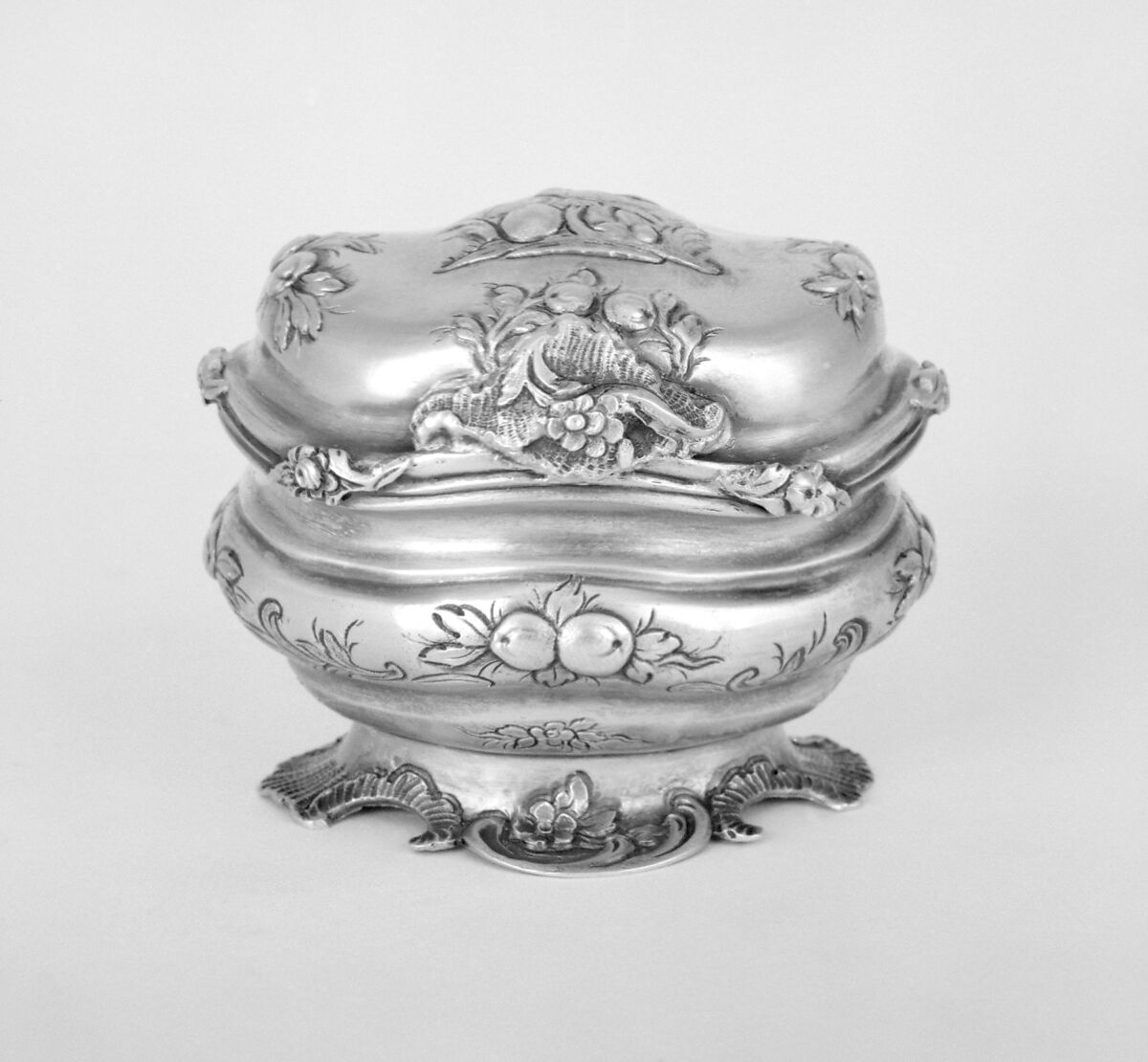 Small oval box, Johann Christian Neuss (1740–1803, master 1766), Silver gilt, German, Augsburg 