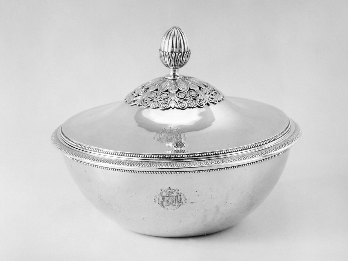 Circular dish with cover (part of a dining service), Martin-Guillaume Biennais (French, 1764–1843, active ca. 1796–1819), Silver gilt, French, Paris 