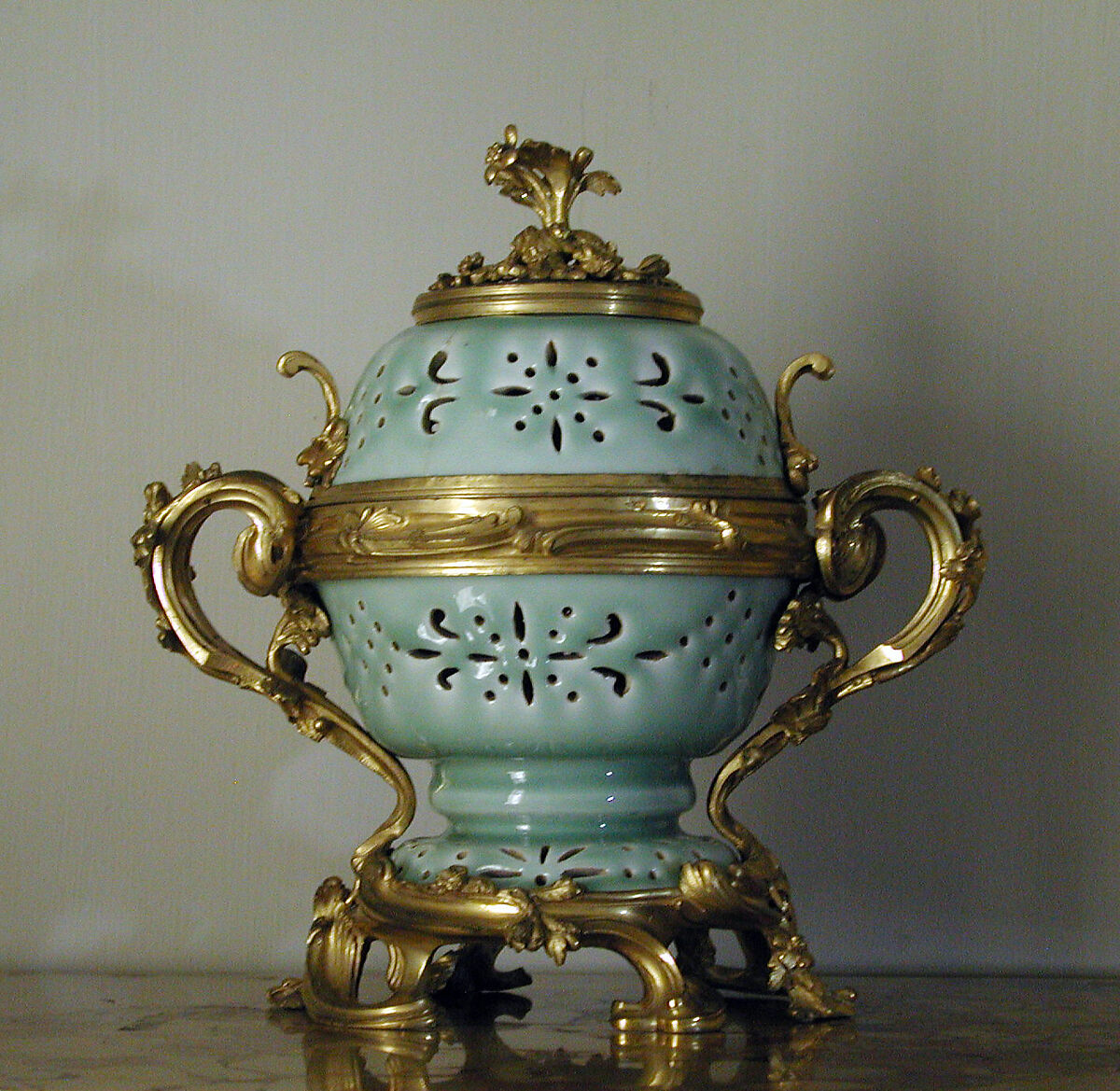 Potpourri vase, Hard-paste porcelain, gilt-bronze mounts, Chinese with French mounts 
