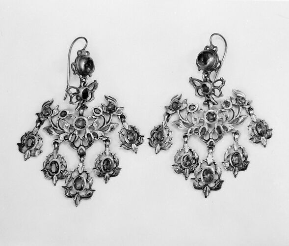 Pair of earrings (part of a set)