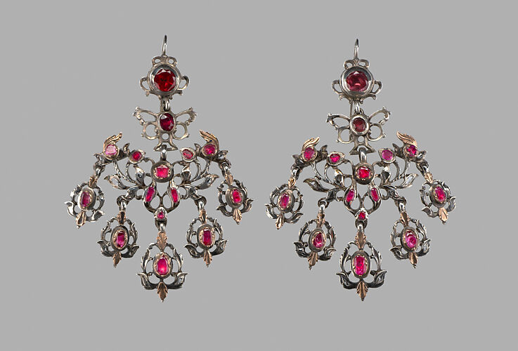 Pair of earrings (part of a set)