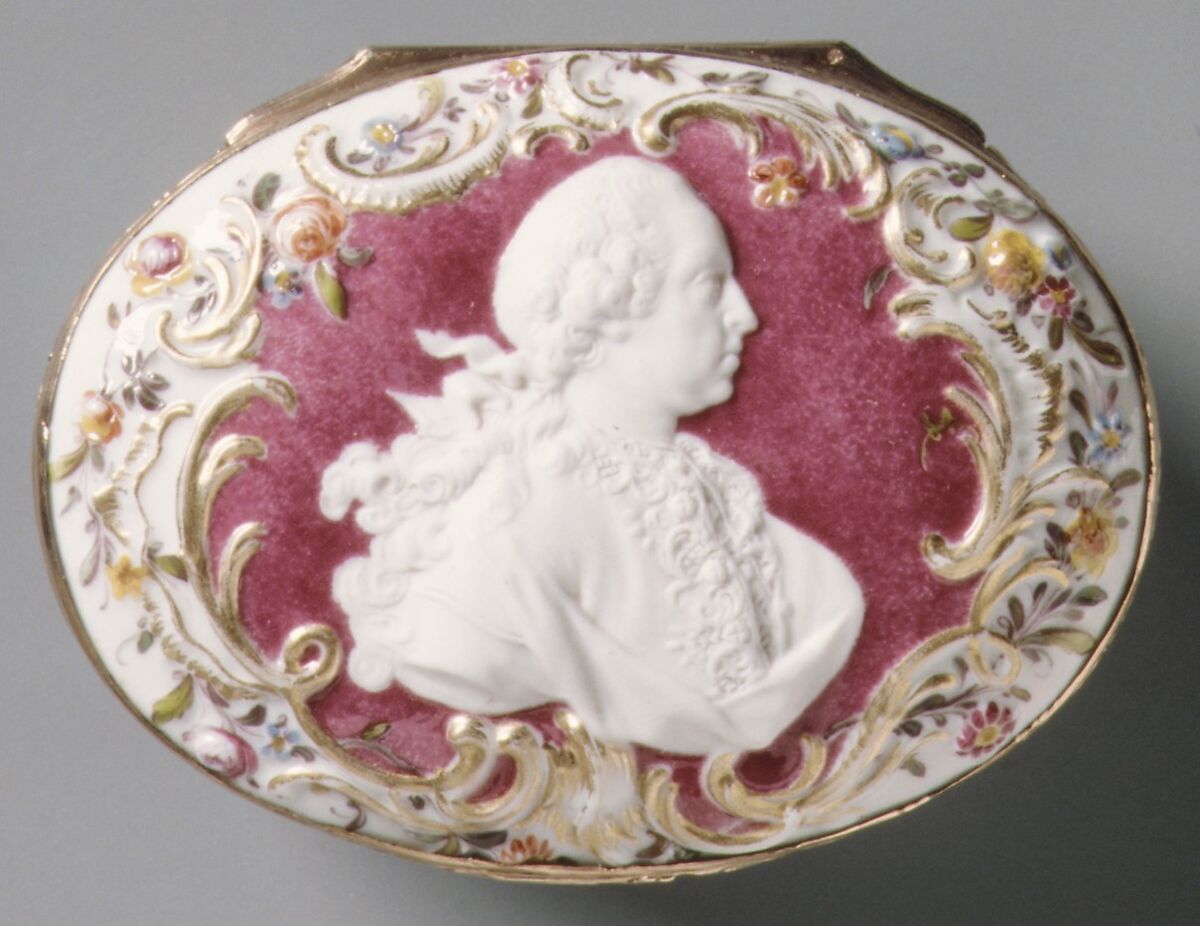 Snuffbox, Nymphenburg Porcelain Manufactory (German, 1747–present), Hard-paste porcelain, gold, German, Nymphenburg 