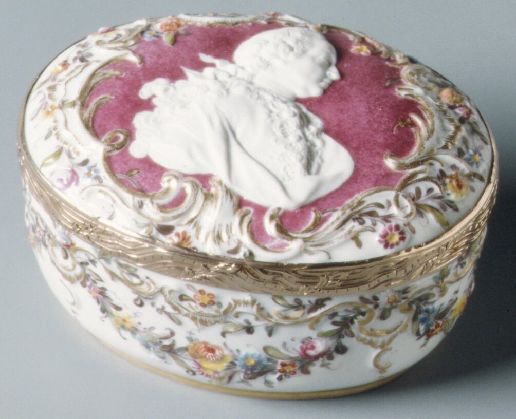Snuffbox, Nymphenburg Porcelain Manufactory (German, 1747–present), Hard-paste porcelain, gold, German, Nymphenburg