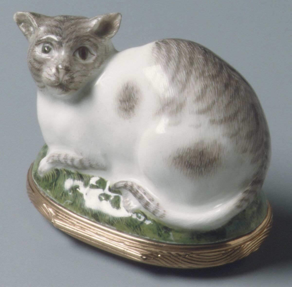 Snuffbox in the form of a cat, Meissen Manufactory (German, 1710–present), Hard-paste porcelain, gold, German, Meissen 