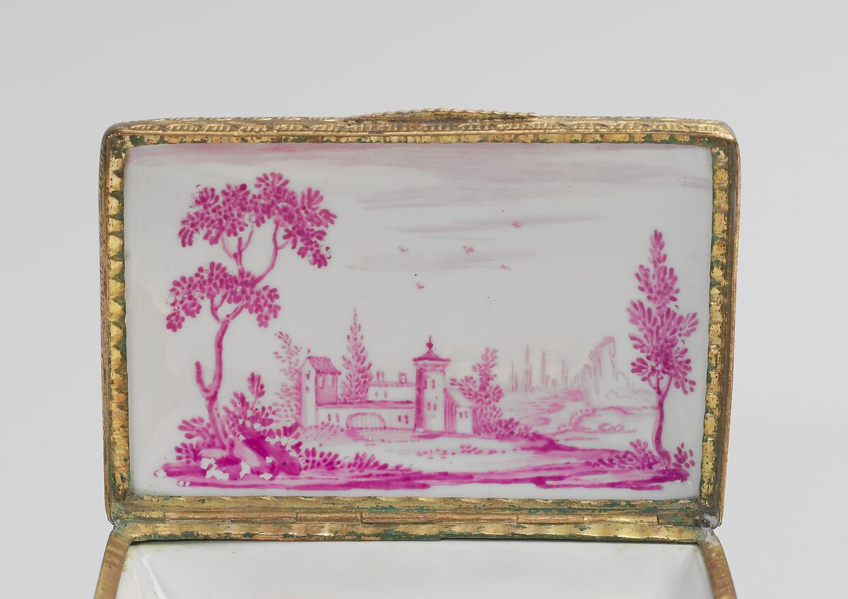 Snuffbox in the form of a squirrel, Johann Andreas Bechdolff (German), Hard-paste porcelain, copper gilt, German, Schrezheim