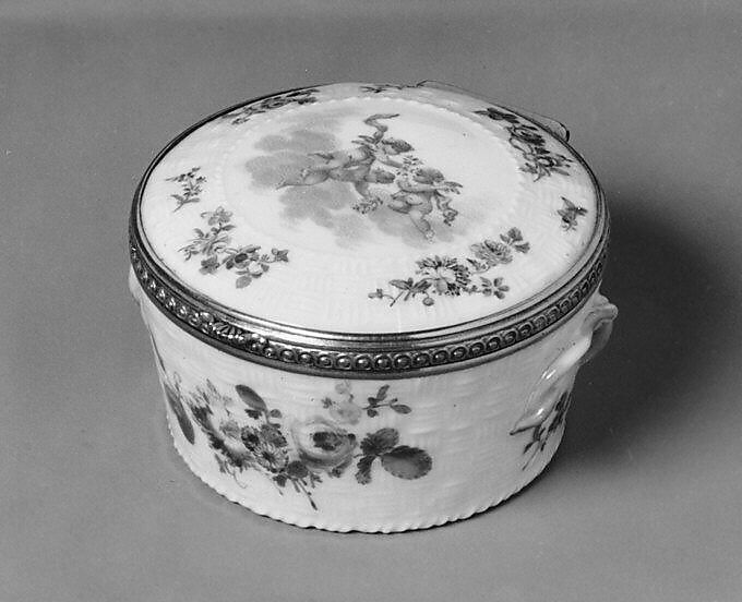 Snuffbox, Royal Porcelain Manufactory (Danish, 1775–present) (?), Hard-paste porcelain, gilt-metal, possibly Danish, Copenhagen 