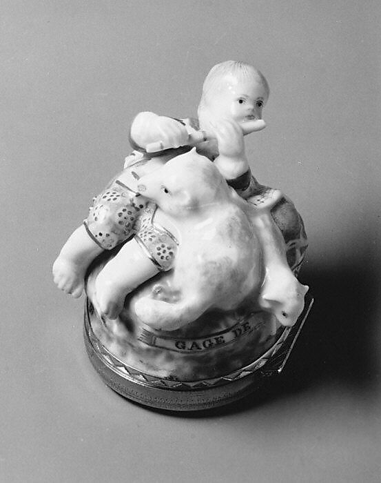 Snuffbox or patchbox, Chelsea Porcelain Manufactory (British, 1744–1784), Soft-paste porcelain, agate, gold, British, Chelsea 