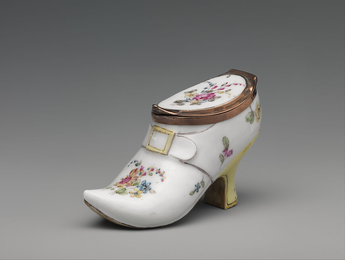 Snuffbox in the form of a slipper, Mennecy, Soft-paste porcelain, gold, French, Mennecy 