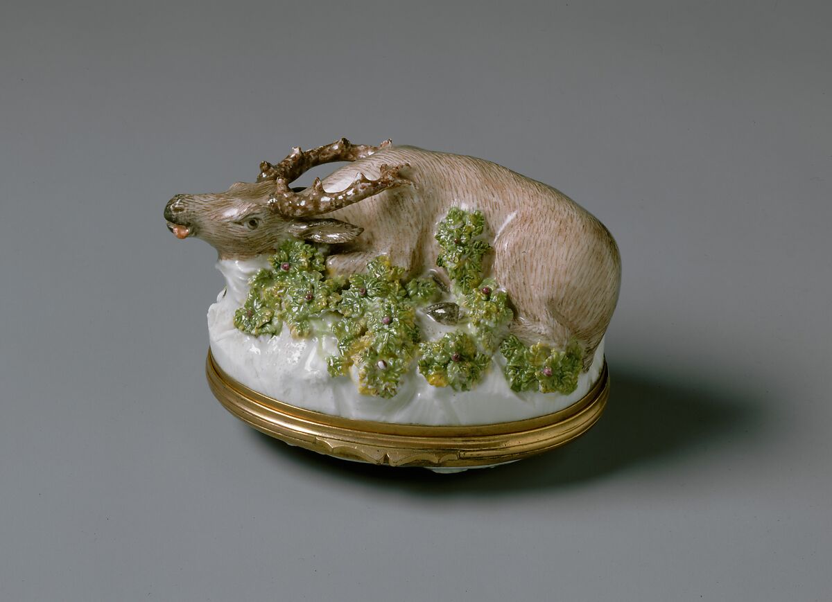 Snuffbox in the Form of a Stag, Ludwigsburg Porcelain Manufactory (German, 1758–1824), Hard-paste porcelain, gold, German, Ludwigsburg 