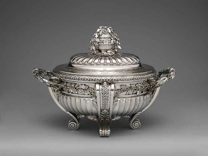 Tureen with cover and liner