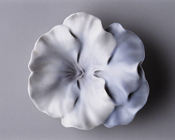 Dish in the form of a pansy