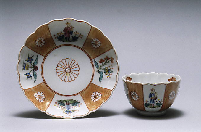 Teabowl and saucer, Hard-paste porcelain, Chinese, for British market 