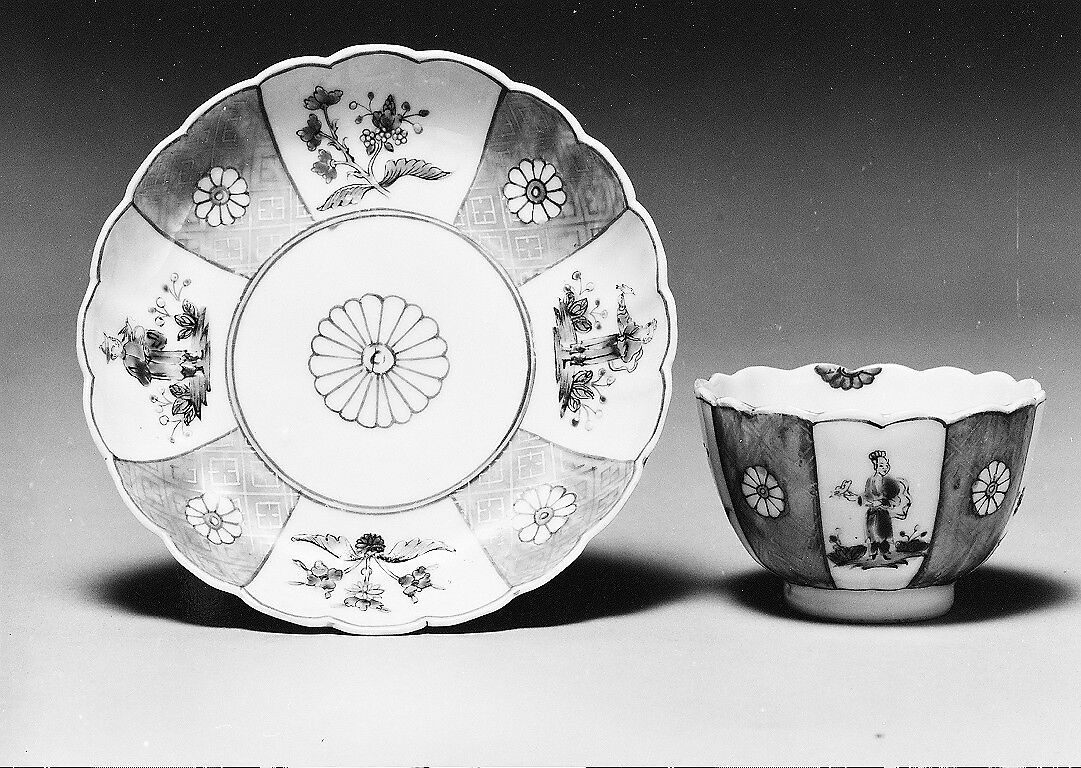 Teabowl and saucer, Hard-paste porcelain, Chinese, for British market