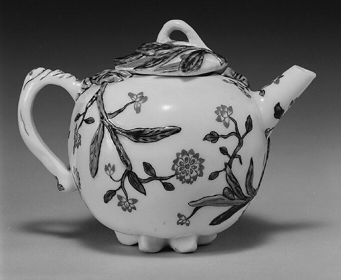 Wine pot, Hard-paste porcelain, Chinese with European decoration, for European market