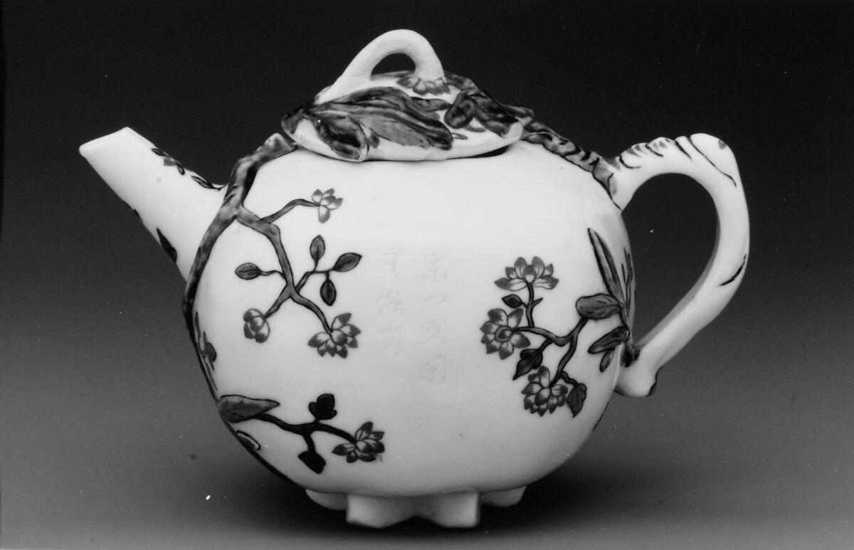 Wine pot, Hard-paste porcelain, Chinese with European decoration, for European market
