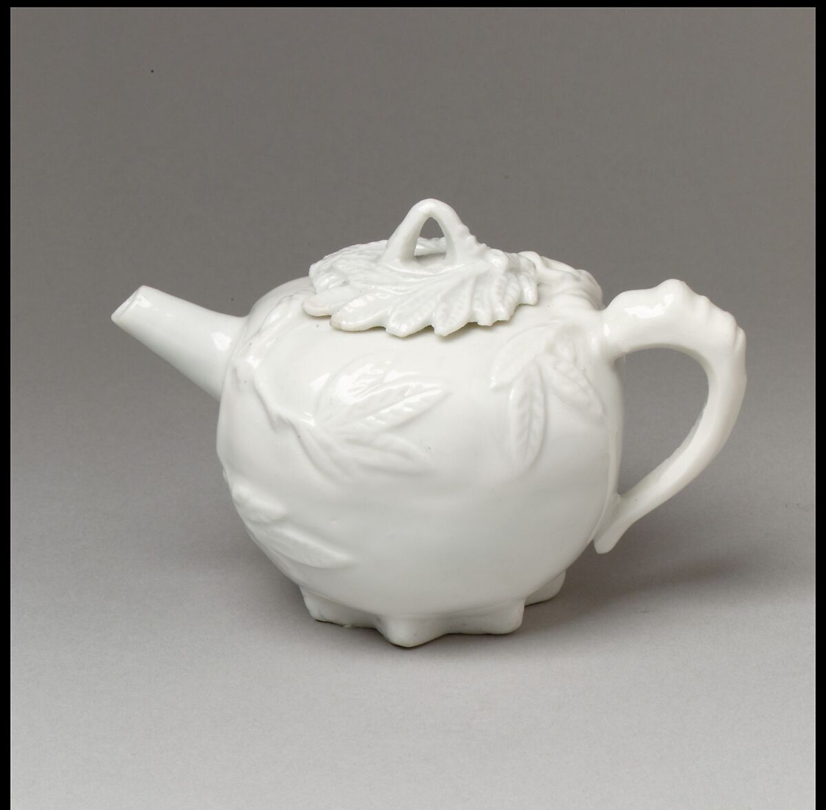 Teapot, Hard-paste porcelain, Chinese, for European market 