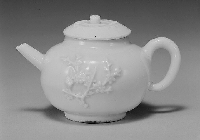 Teapot, Hard-paste porcelain, Chinese, for European market 