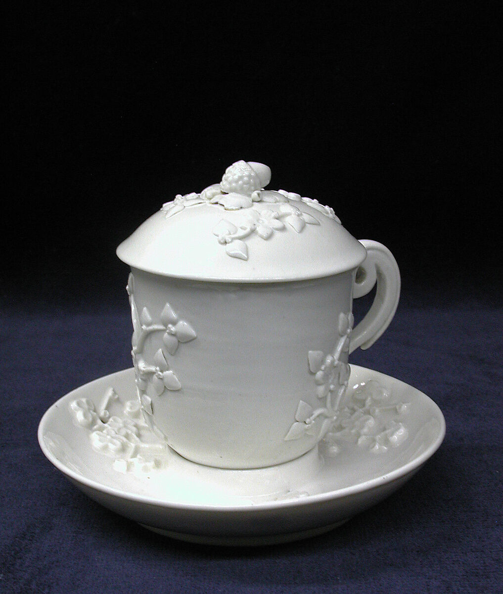 Cup with cover, Chantilly (French), Tin-glazed soft-paste porcelain, French, Chantilly