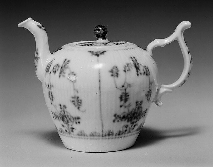 Teapot, Kloster-Veilsdorf Porcelain Manufactory (German, 1760–present), Hard-paste porcelain, German, Thuringia, Kloster-Veilsdorf 