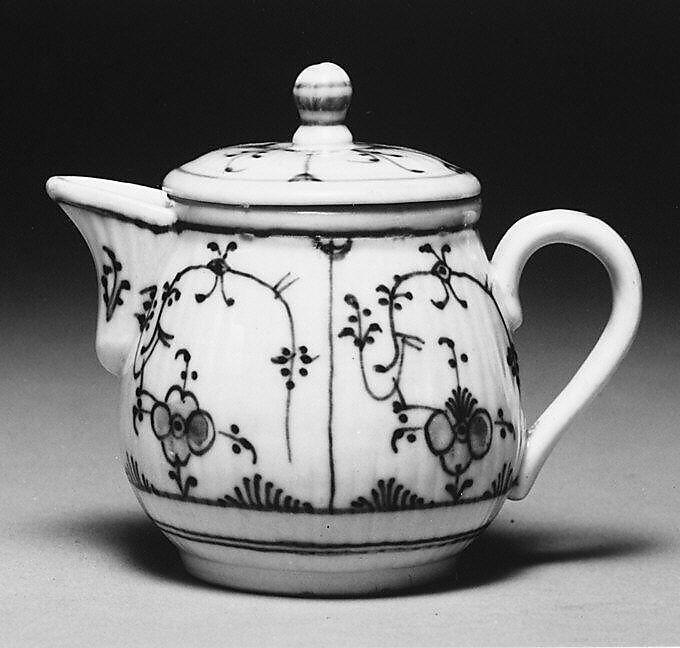 Milk jug with cover, Hard-paste porcelain, German, Rauenstein 