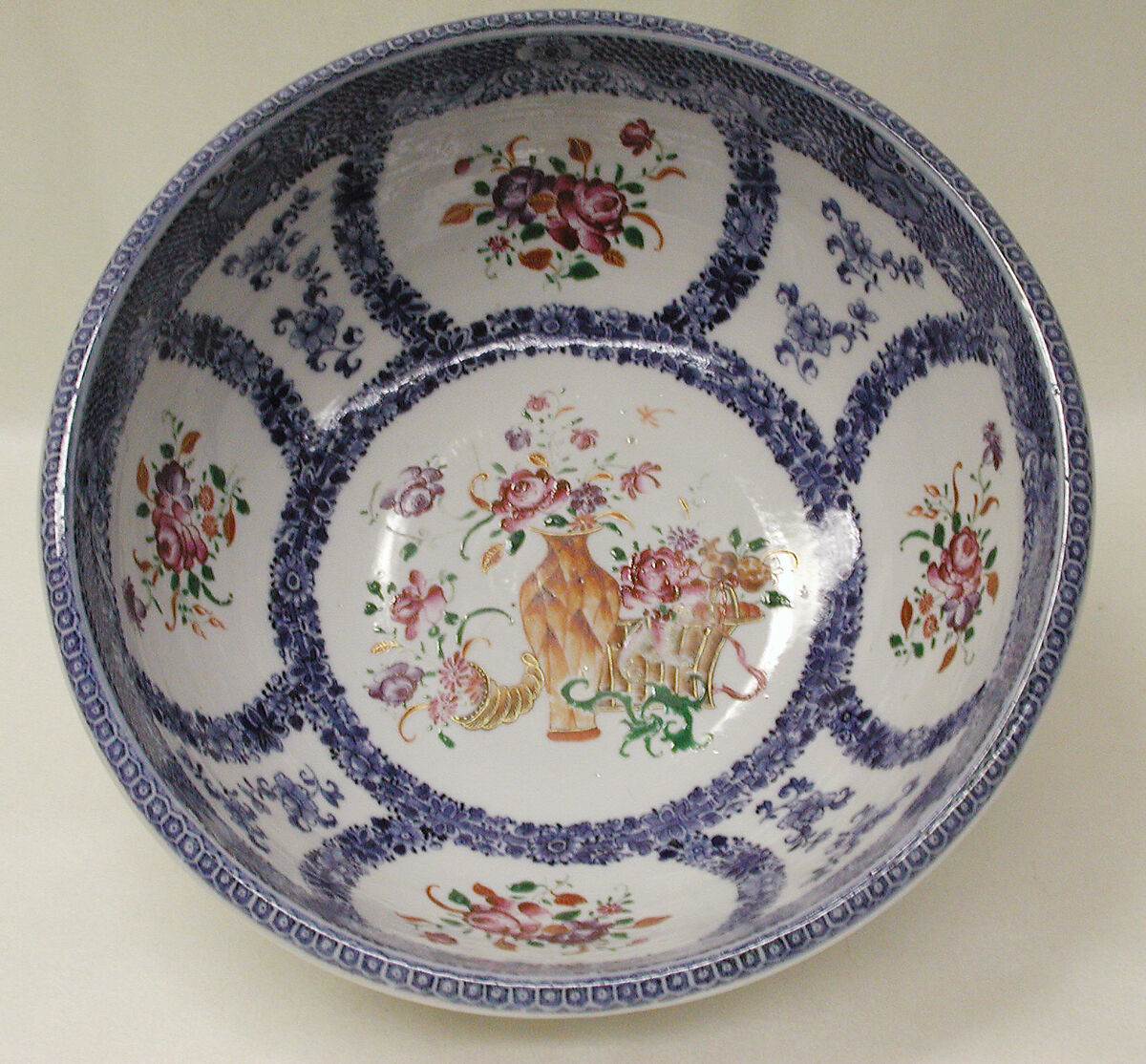 Basin, Hard-paste porcelain, Chinese, for British market 