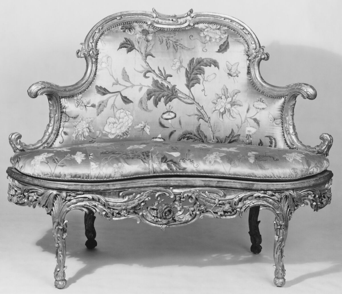 Settee (one of a pair) (part of a set), Attributed to Johann Michael Bauer (German, Westheim 1710–1779 Bamberg), Carved, painted and gilded linden wood; squab pillow in silk velvet (not original), German, Würzberg