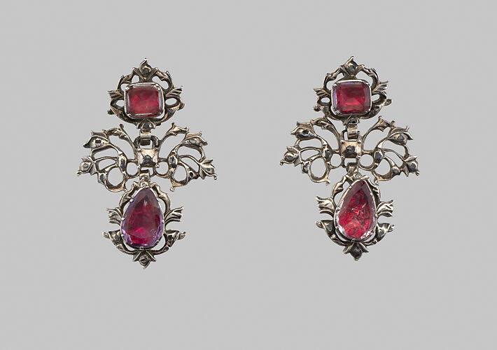 Pair of earrings (part of a set)