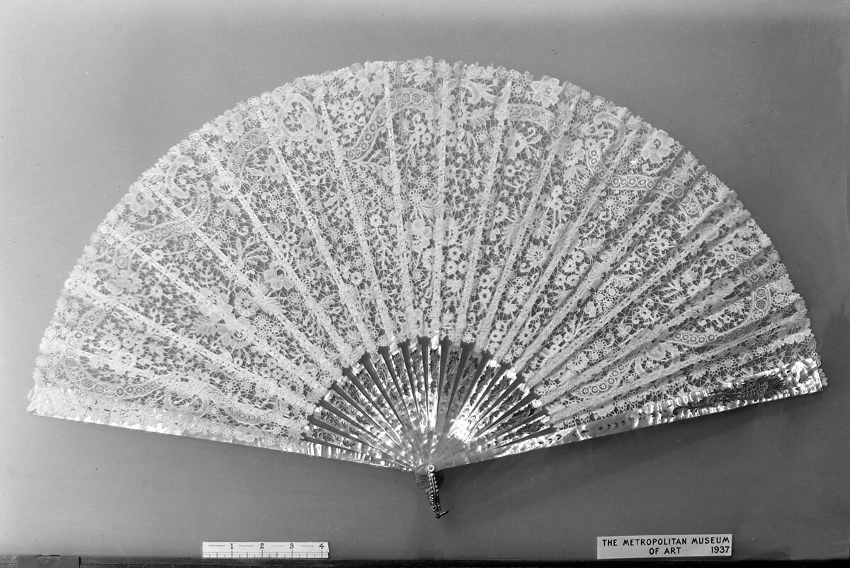 Fan, Lace, mother-of-pearl, and horn, Belgian, Brussels 