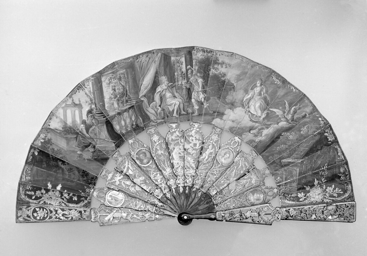 Folding fan, Gold, tortoiseshell, paper, paint, gilt, gold leaf, celluloid, glass, Italian or French 