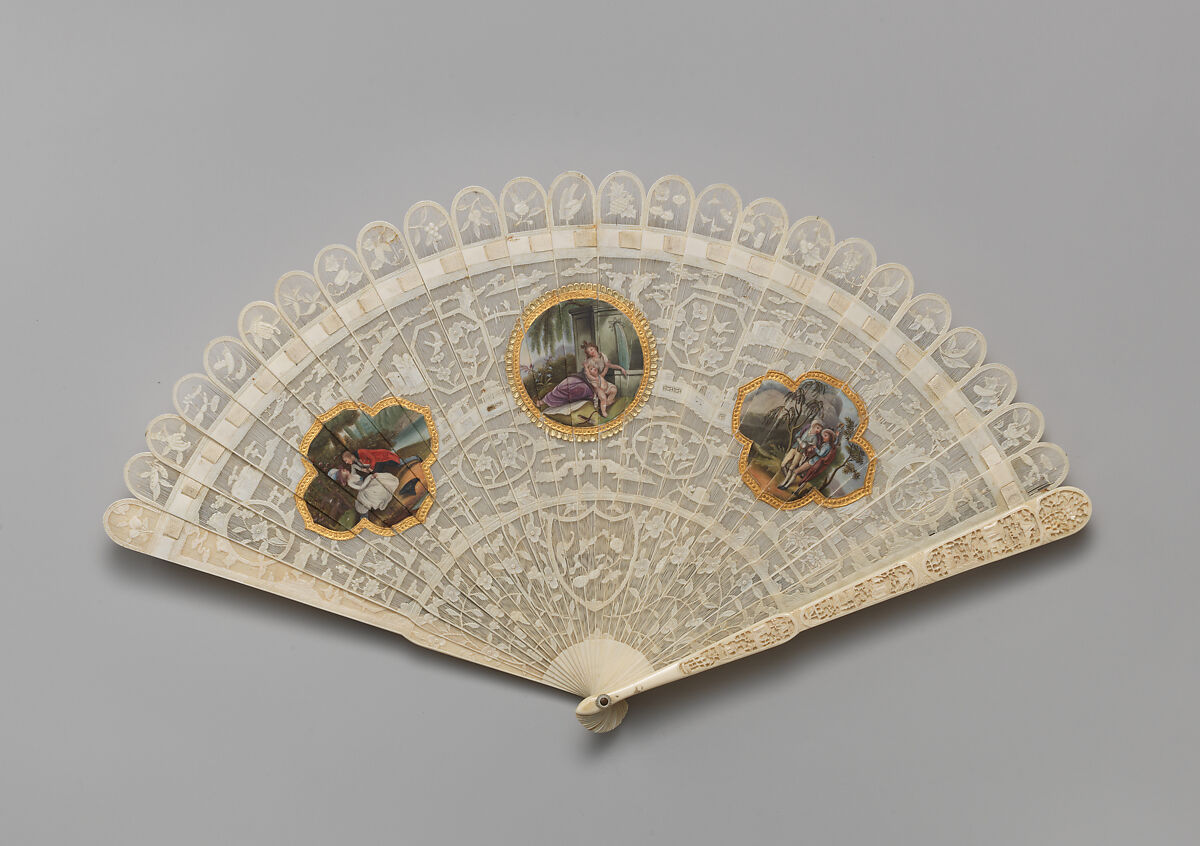 Brisé fan, with representations of pastoral scenes flanking Venus and Cupid, Chinese, for British market