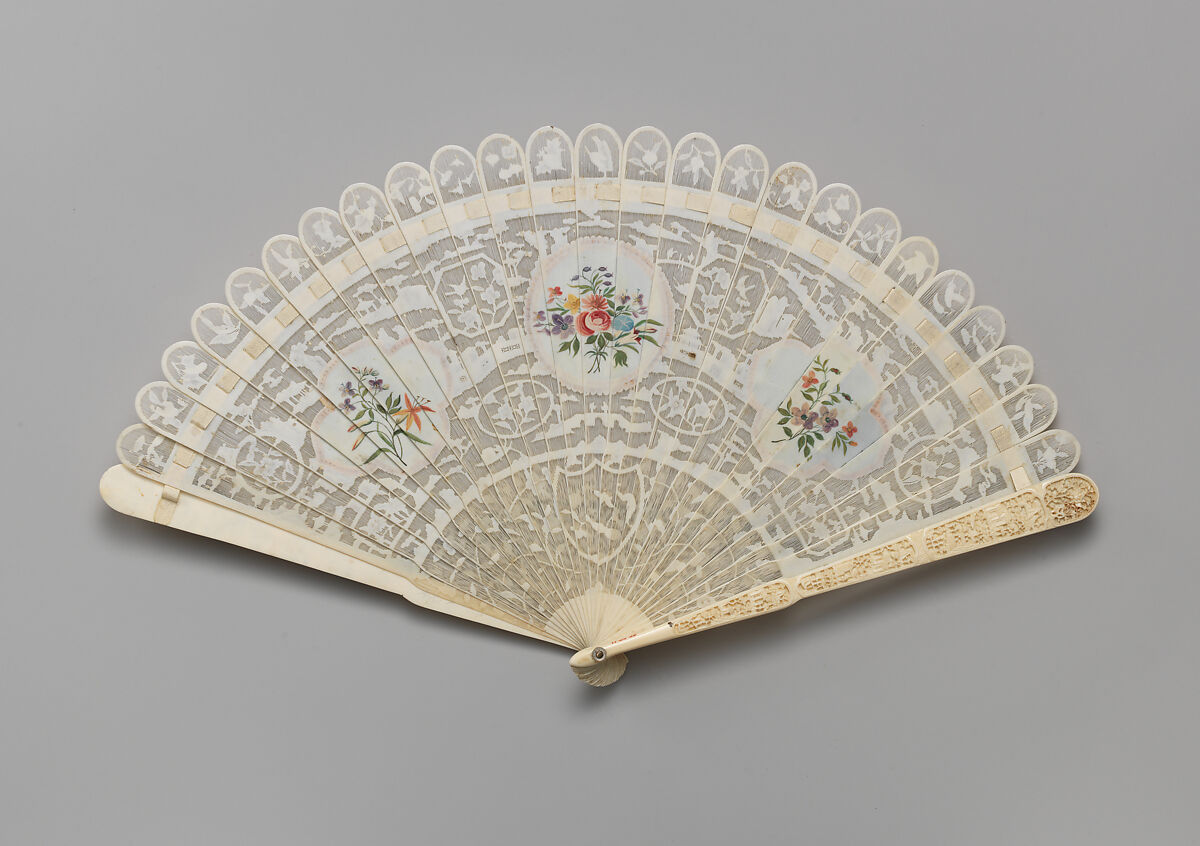 Brisé fan, with representations of pastoral scenes flanking Venus and Cupid, Pierced, carved, painted, and gilded ivory; mother-of-pearl; leather ribbon, Chinese, for British market