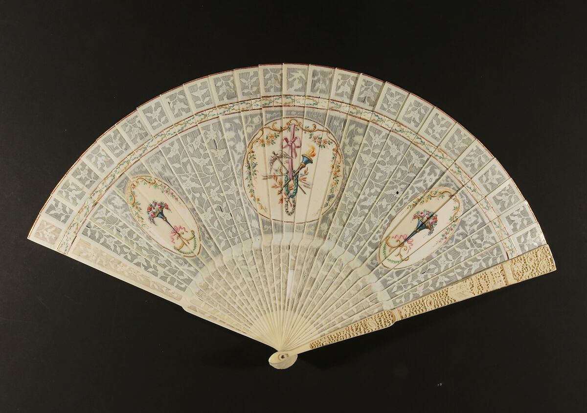 Brisé fan, with representations of classical figures flanking Venus and Cupid, Based on a composition by Angelica Kauffmann (Swiss, Chur 1741–1807 Rome), PIerced, carved, gilded and painted ivory; painted paper; metal, Chinese, for British market