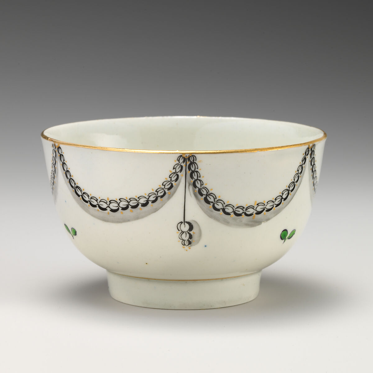 Bowl (part of a service), Caughley Factory (British, ca. 1772–1799), Soft-paste porcelain with enamel decoration and gilding, British, Caughley 