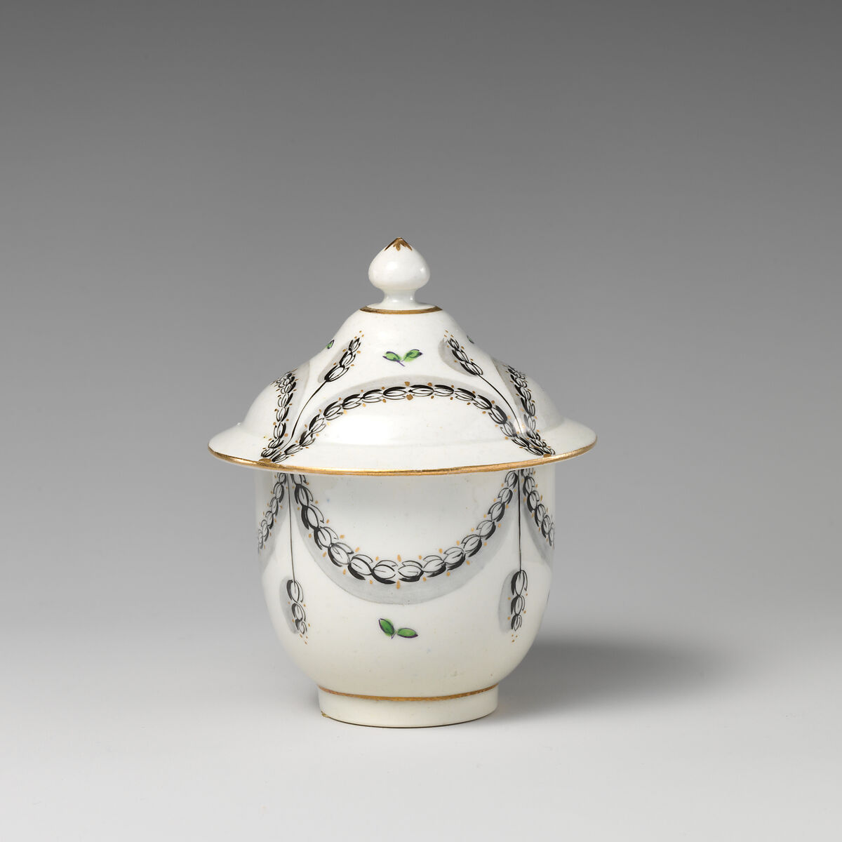 Sugar bowl with cover (part of a service), Caughley Factory (British, ca. 1772–1799), Soft-paste porcelain with enamel decoration and gilding, British, Caughley 