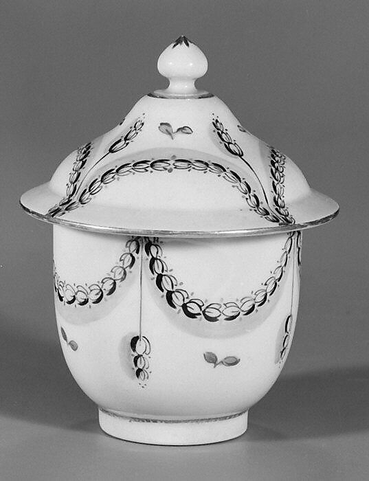 Sugar bowl with cover (part of a service), Caughley Factory (British, ca. 1772–1799), Soft-paste porcelain with enamel decoration and gilding, British, Caughley