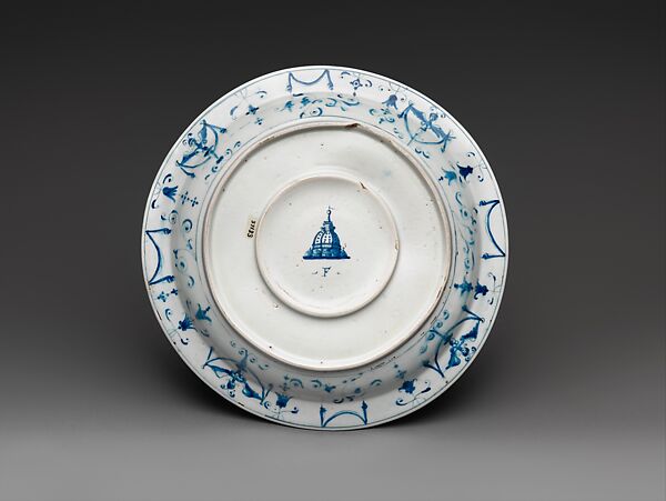 Dish, Medici Porcelain Manufactory (Italian, Florence, ca. 1575–ca. 1587), Soft-paste porcelain, Italian, Florence