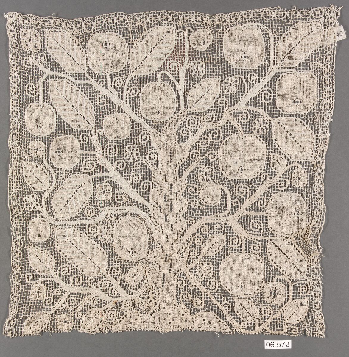 Square, Embroidered net, punto à rammendo, Italian
