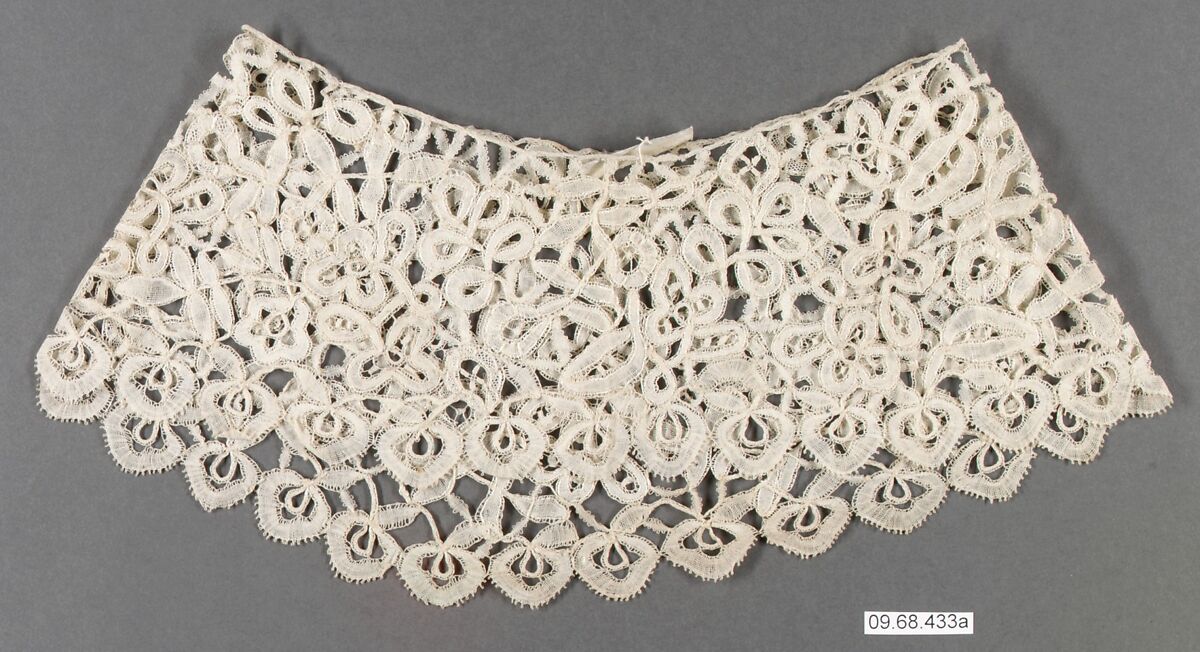 Pair of cuffs, Bobbin lace, British, Honiton