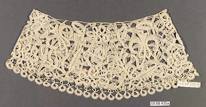 Pair of cuffs, Bobbin lace, British, Honiton