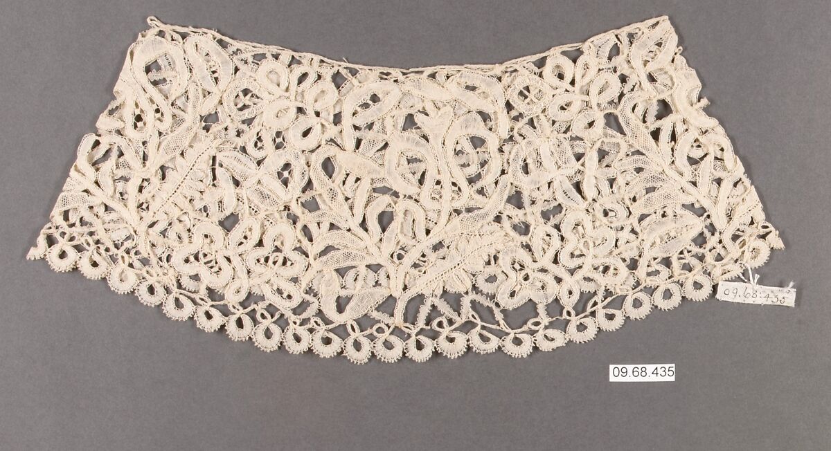 Pair of cuffs, Bobbin lace, British, Honiton